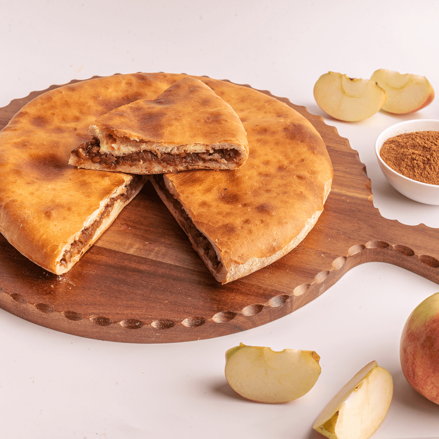 Пирог с яблоками и корицей