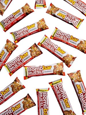 Батончик мюсли Bombbar Клубника-Миндаль